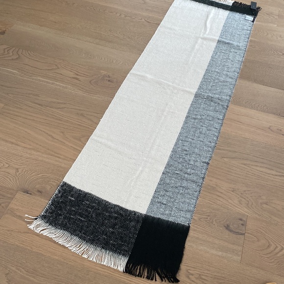 BCBG MaxAzria Women’s Colour Block Scarf Shawl Wrap. Buff. One Size. NWT. - Picture 5 of 5